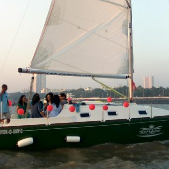 Yacht Sailing in Mumbai at Gateway of India. XS 26 Yacht.