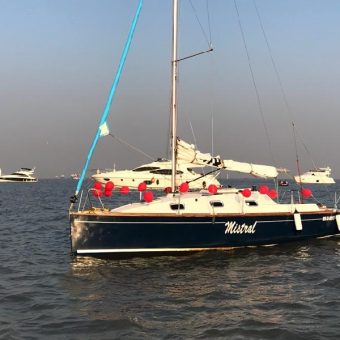 Yacht Sailing in Mumbai at Gateway of India. XS 27 Yacht.