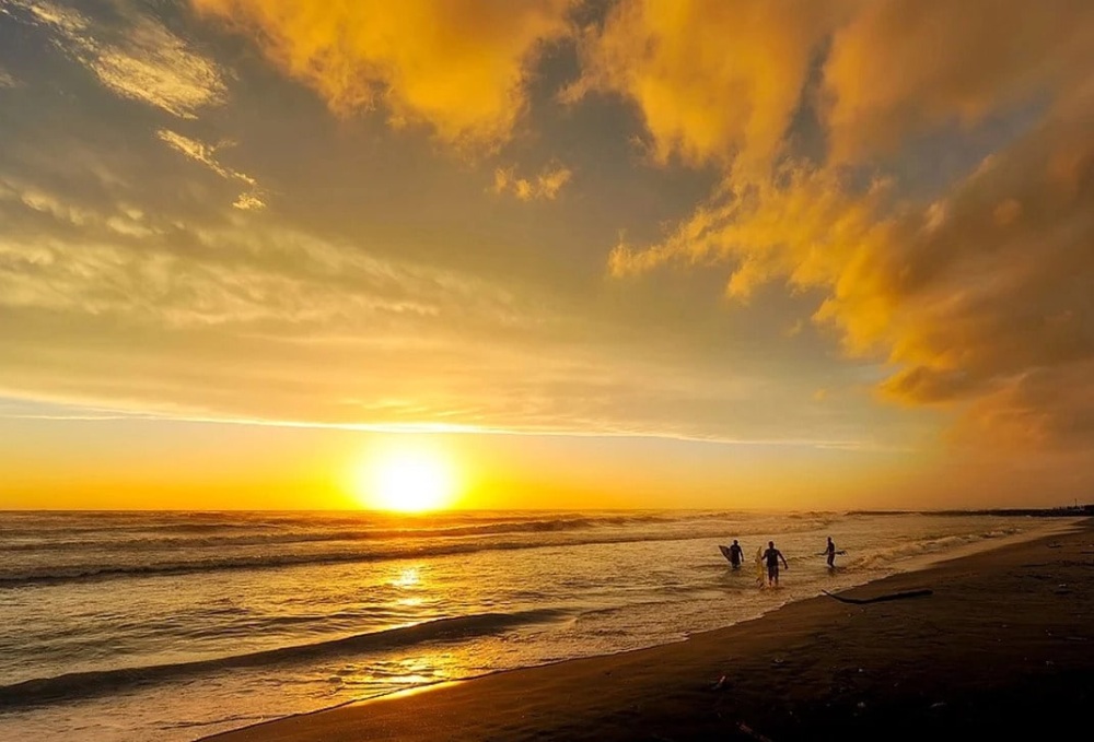Places to visit in Mumbai, Versova Beach, Andheri