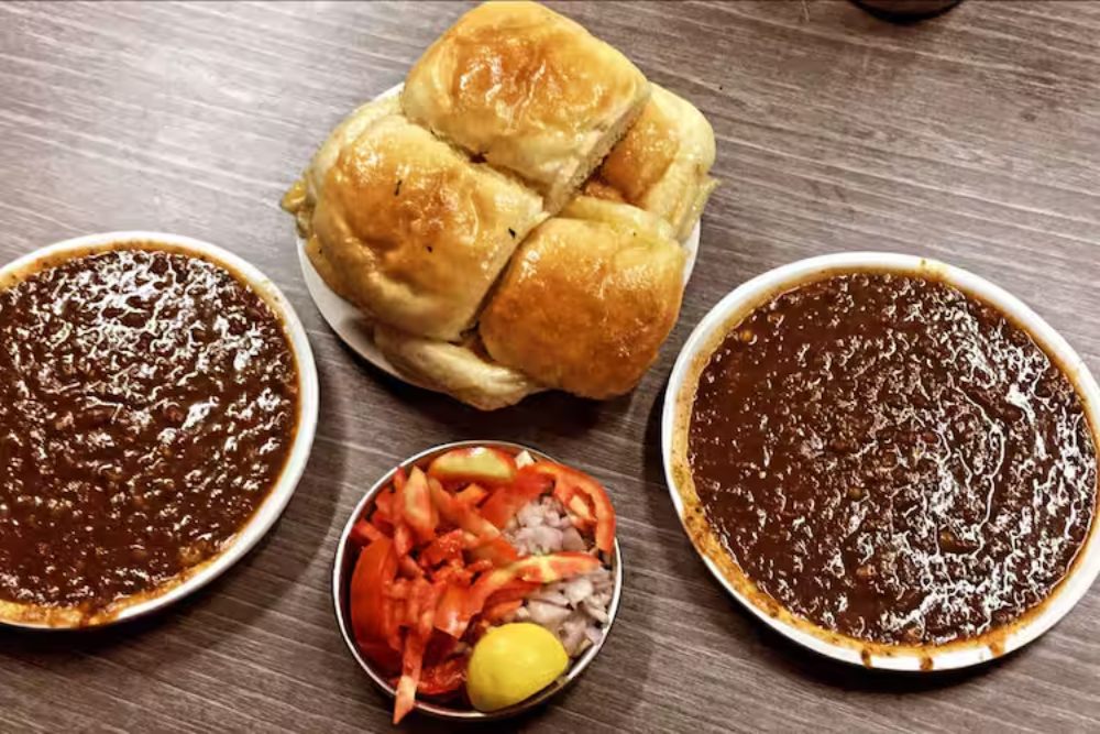 Best street food places in Mumbai, Maruti Pav Bhaji, Vile Parle