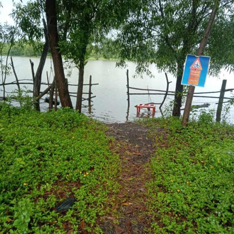 The Waterfront, Kolad